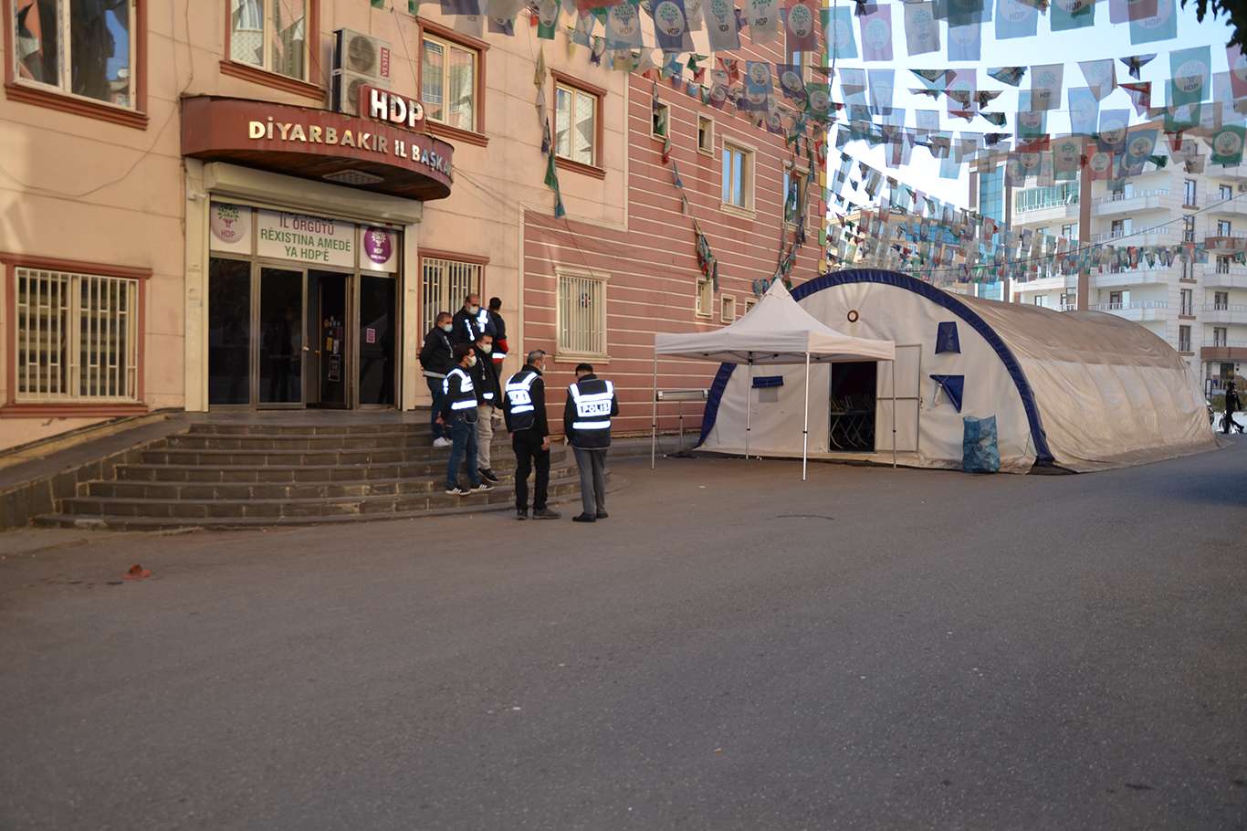 HDP il binası önündeki evlat nöbeti 454'üncü gününde de devam ediyor